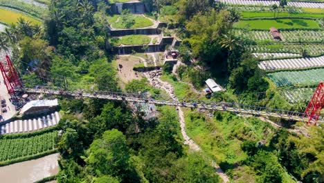vista aérea del puente jokowi y cascadas cerca del monte merapi, java, indonesia