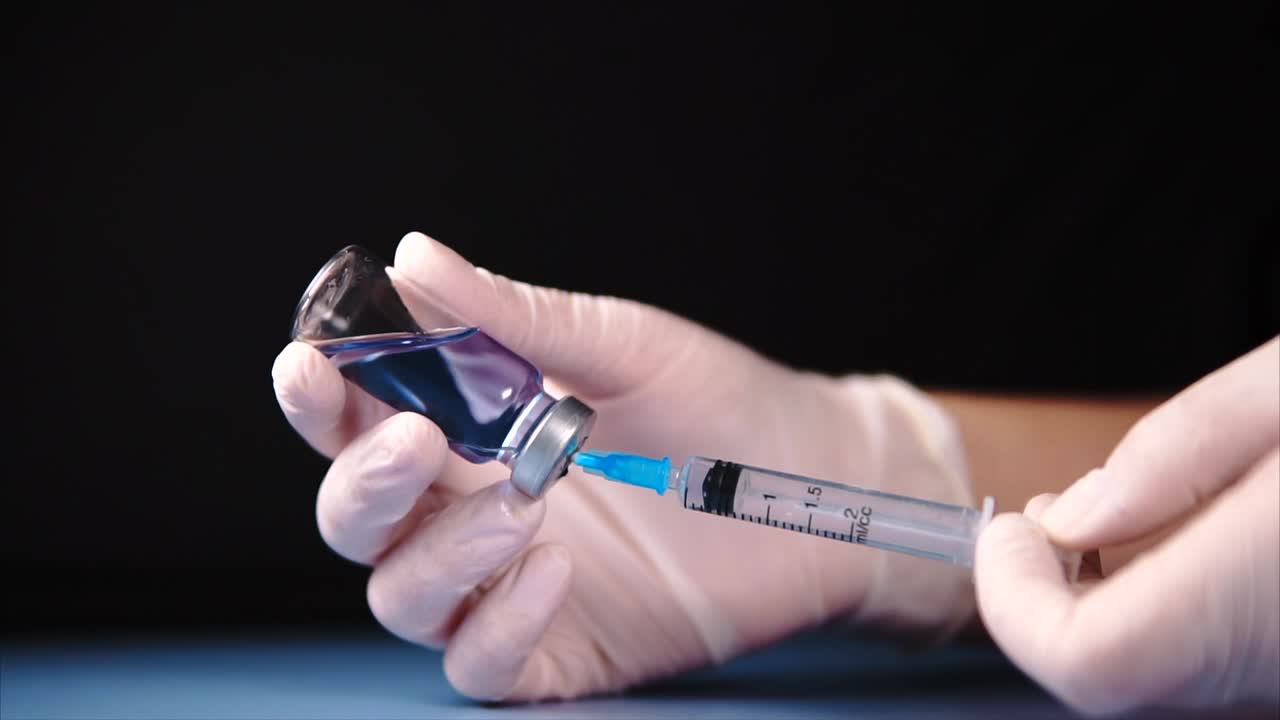 백신 주사를 준비하는 것