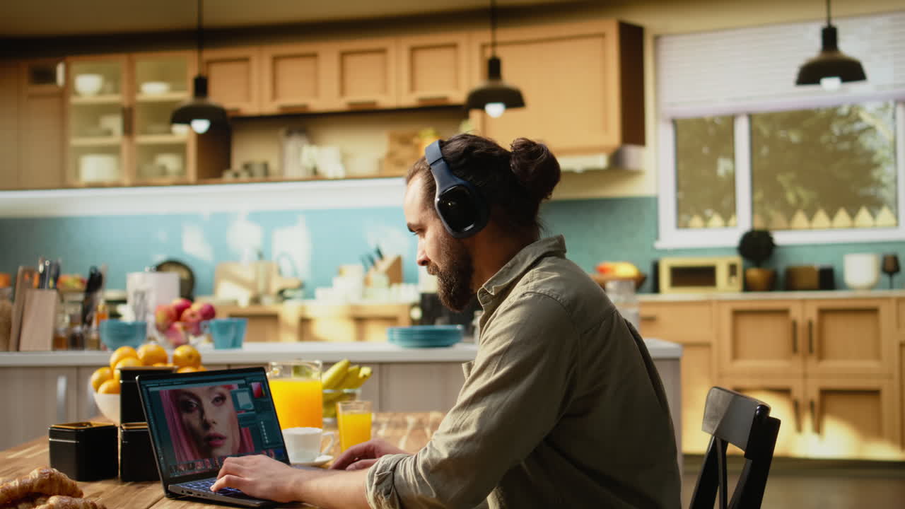 Uomo adulto che lavora come graphic designer, software di ritocco per laptop