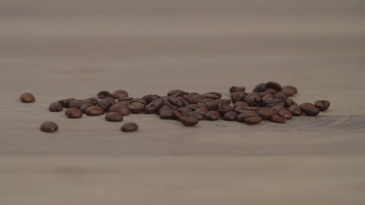 cerrar cámara lenta cinemática hermosa toma de granos de café tostador marrón girando y mezclando en tostador de tambor a baja velocidad