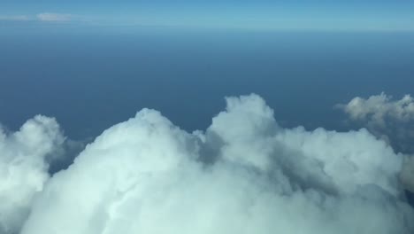 volando sobre las nubes durante el descenso
