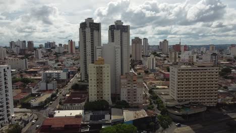 escena de barrio residencial en el centro de bauru, brasil