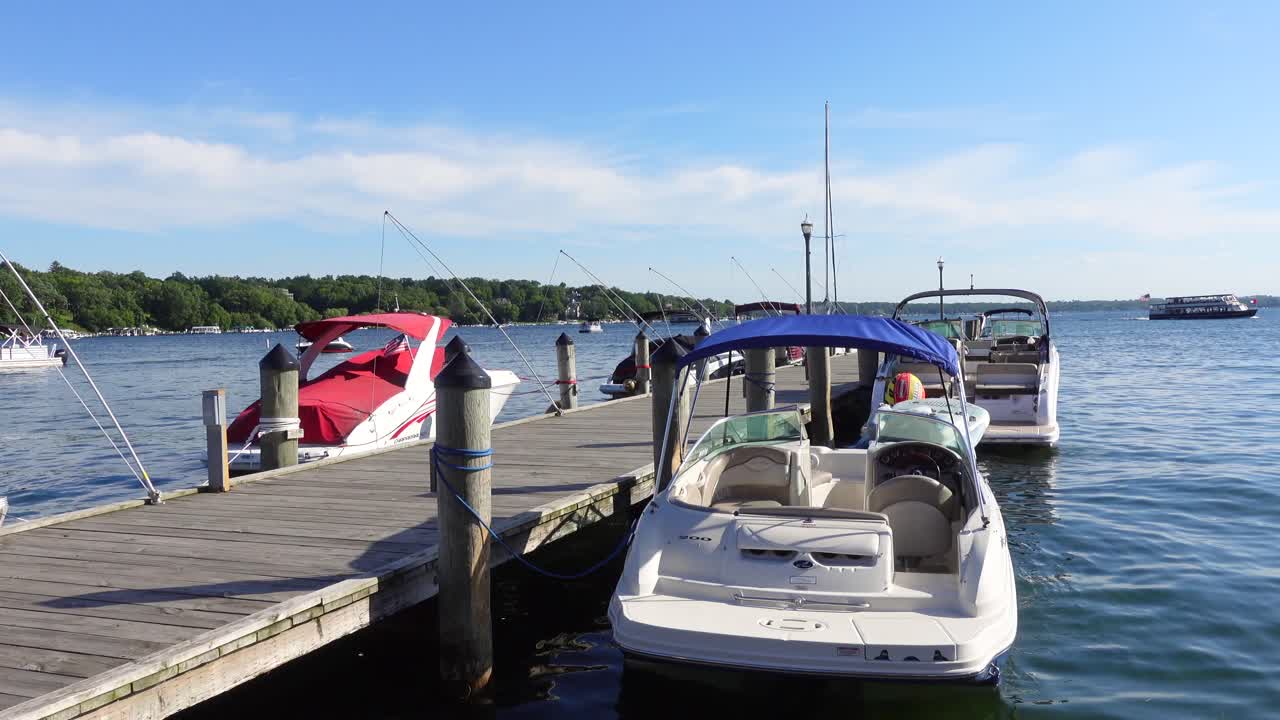 화창한 여름날 부두에 정박한 배들, 아무도 없다