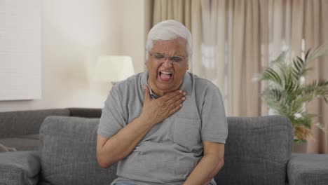 anciano indio enfermo que sufre de resfriado y tos