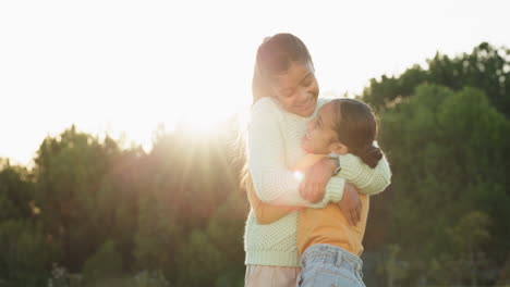 Amor,-Abrazo-Y-Hermanitas-En-La-Naturaleza.