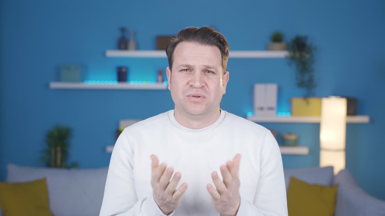 자비를 기다리는 남자는 귀 ⁇ 고 무고한 캐릭터를 취합니다.