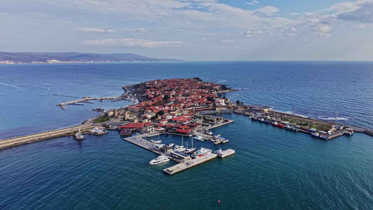 Vy över Nesebar, Bulgarien, med båtar och aktiviteter vid havet