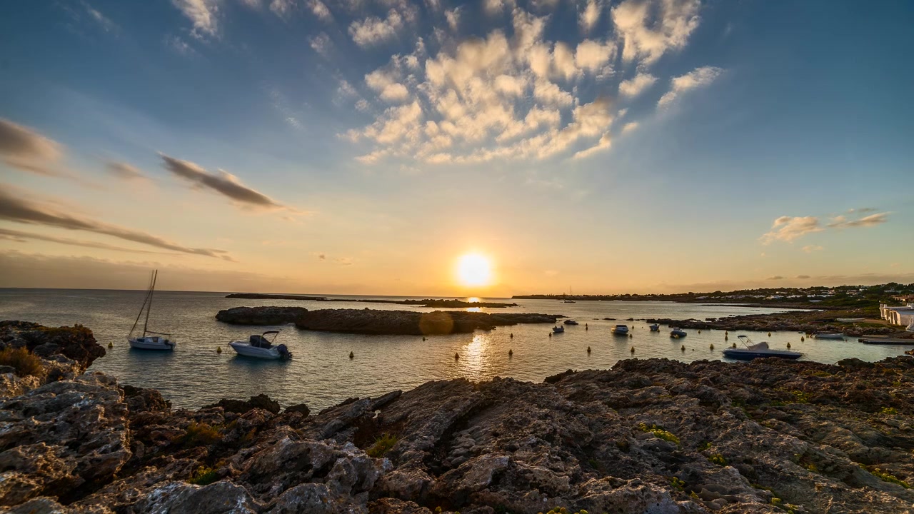 Bellissimo timelapse di un tramonto sulla costa rocciosa di Biniancolla a Minorca