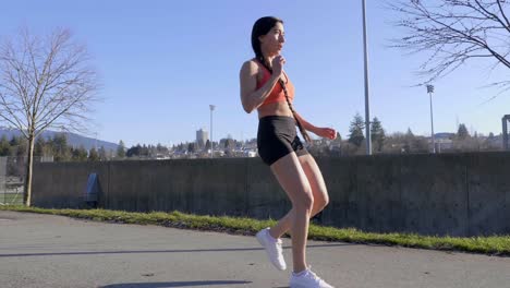 mujer haciendo patada, estocada inversa, ejercicio de rutina de estocada lateral al aire libre