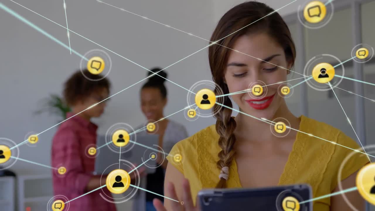 web de iconos de conexión contra la mujer sonriendo