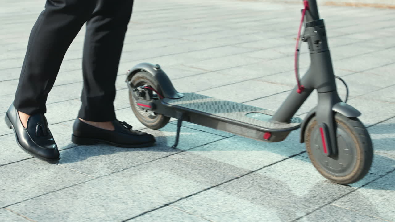 都市 で 電動 スクーター を 乗っ て いる 女性