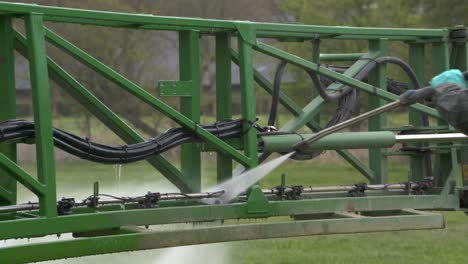 High-pressure-cleaning-of-agricultural-machinery