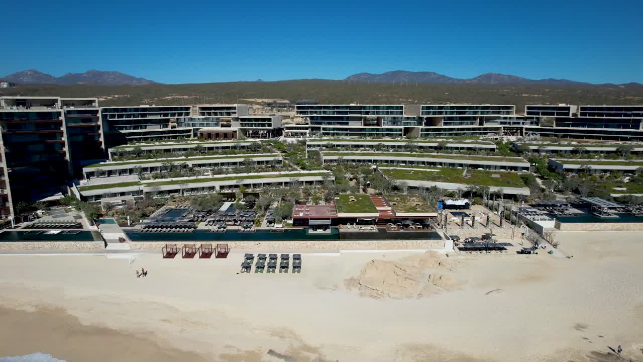 solaz los cabos resort con arena de playa y tumbonas