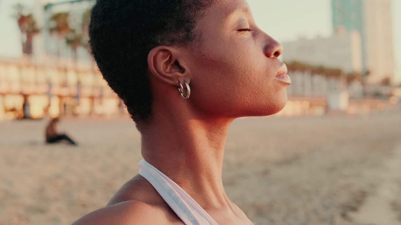 Primo piano di una donna che medita sulla spiaggia durante l'ora d'oro