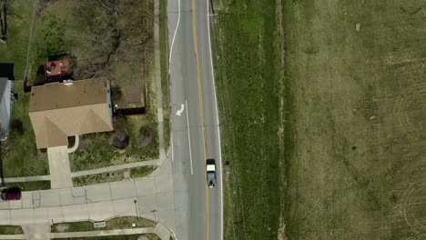 Embárquese-En-Un-Viaje-Panorámico-Mientras-Una-Camioneta-Recorre-Pintorescas-Carreteras-Suburbanas,-Capturando-El-Encanto-De-La-Carretera-Abierta.