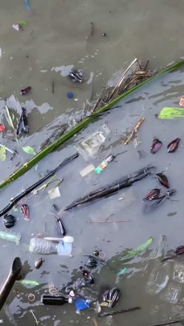 corriente de agua que se mueve con desechos naturales y artificiales