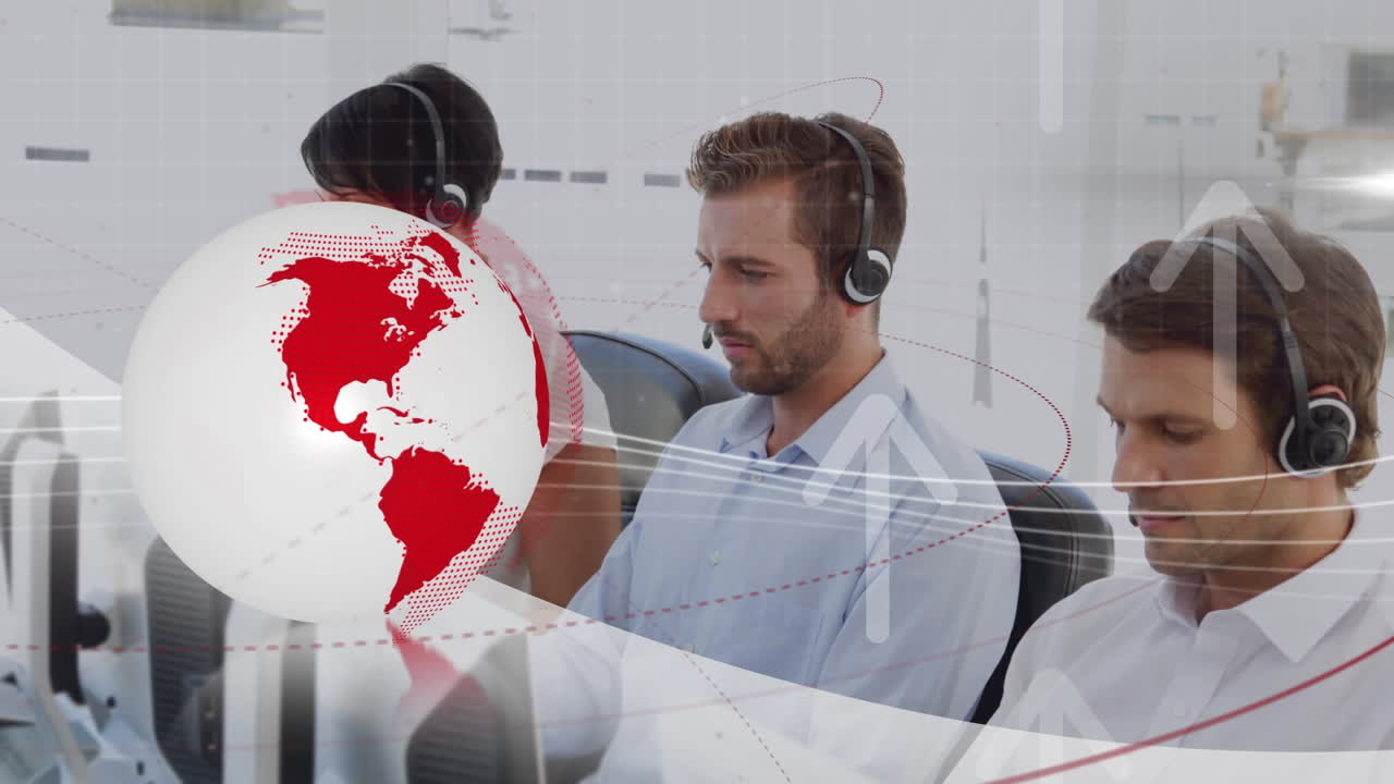 анимация глобуса и стрел над деловыми людьми в наушниках