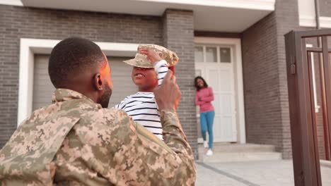 soldado jugando con su hija