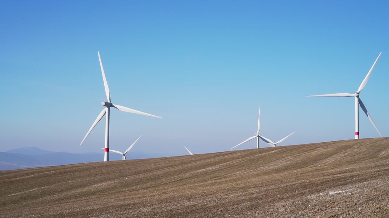 필드에 풍차 - 체코 공화국에서 녹색 전기의 slowmo 샷
