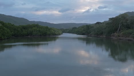 Calm-Water-Of-River-With-Lush-Forest-And-Mountain-Views-In-QLD,-Australia