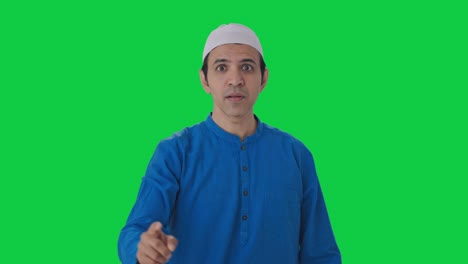 Wütender-Muslimischer-Mann-Hält-Jemanden-Davon-Ab,-Falsches-Greenscreen-Zu-Tun