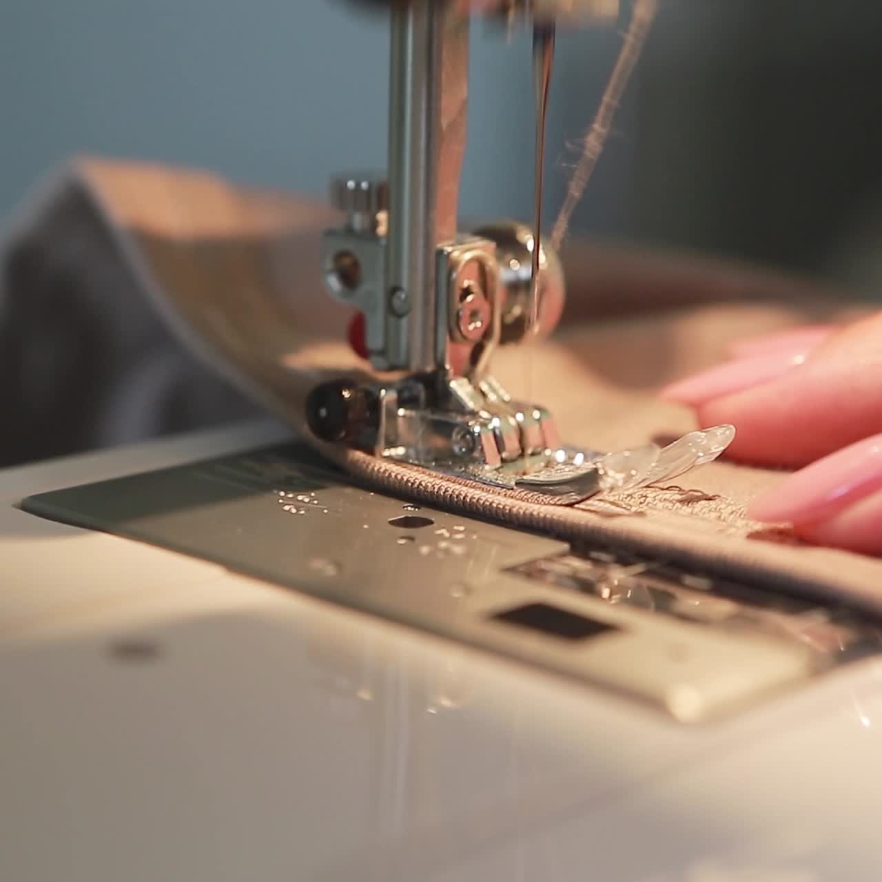 artesanía casera. la mujer está cosiendo