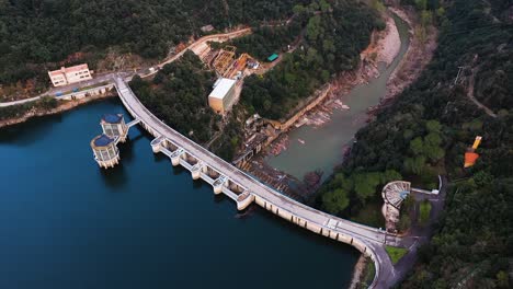 una presa ubicada en las montañas