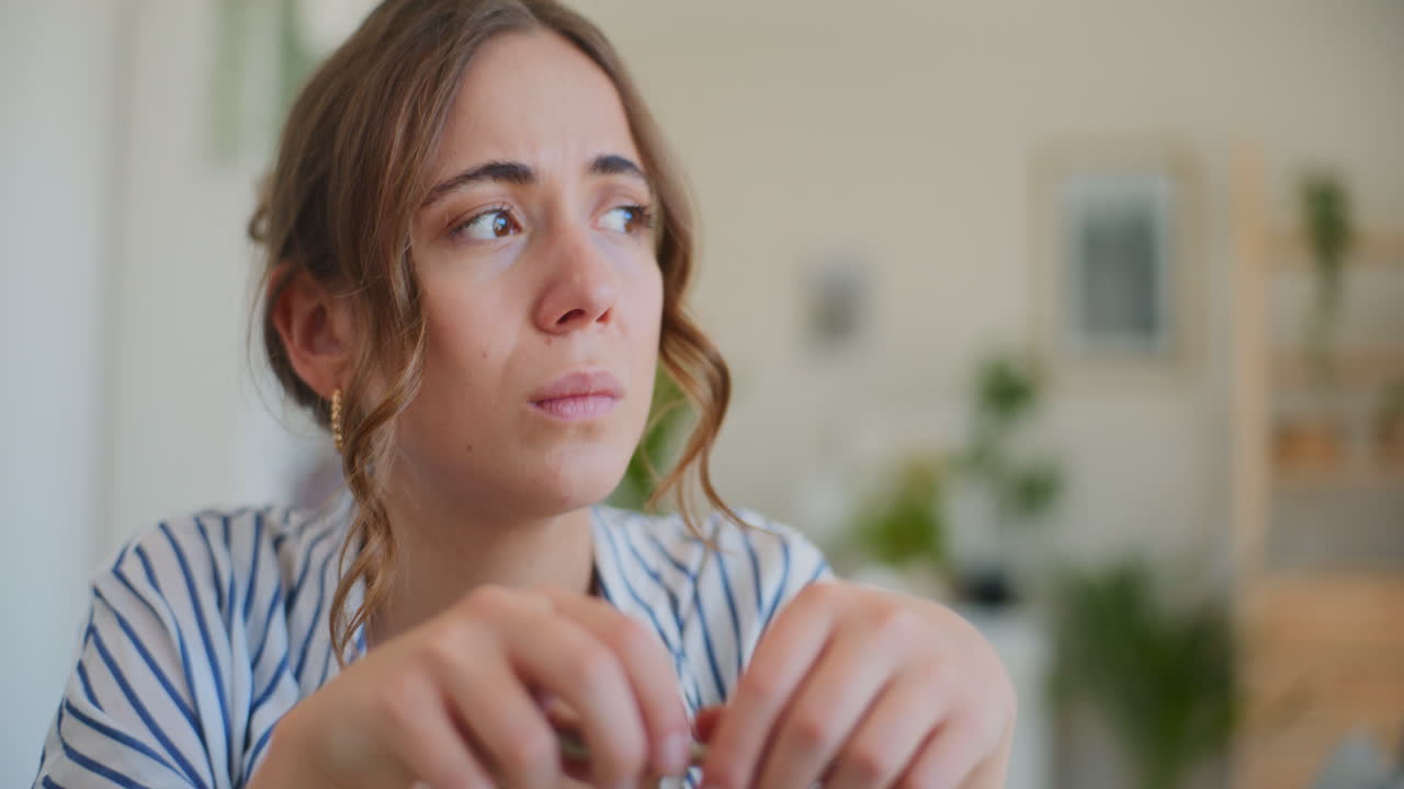 mujer de negocios deprimida con una pluma