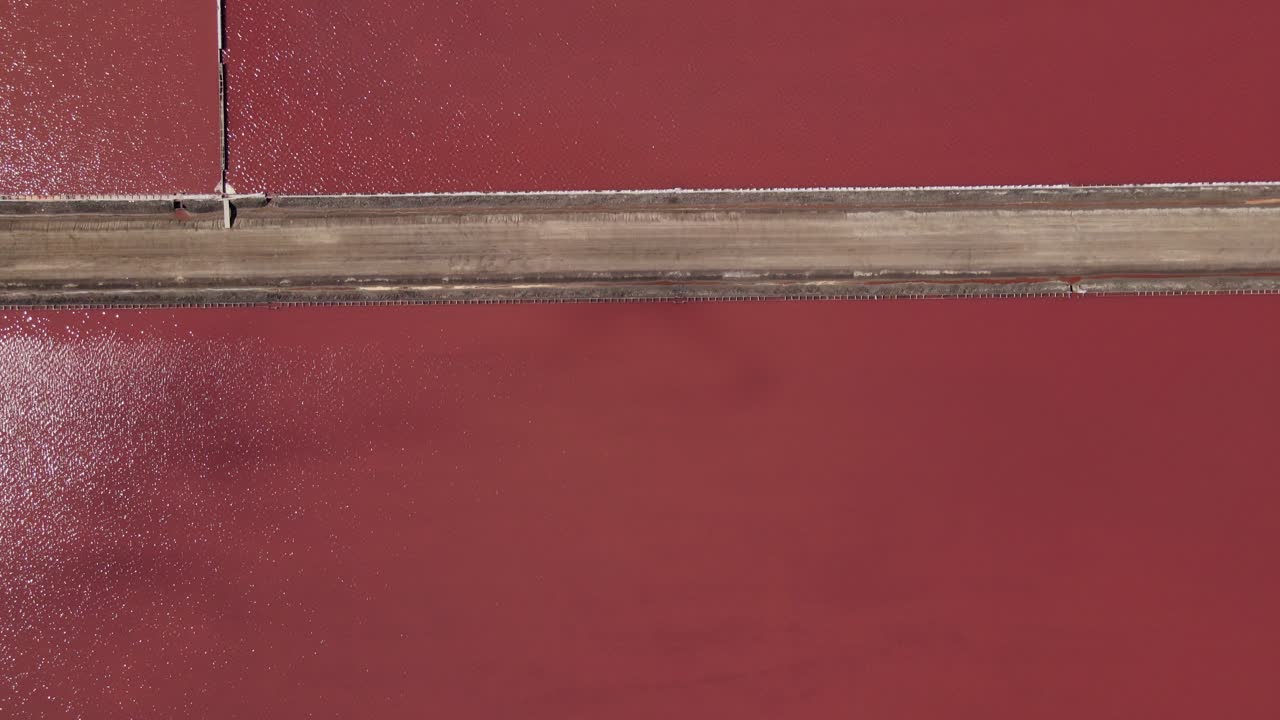 наклонная съемка с воздуха ярко-розовых прудов для фильтрации соли