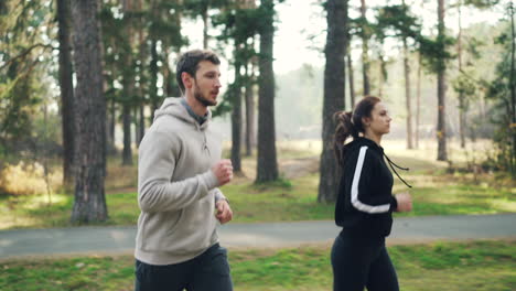 una pareja corriendo en un parque.