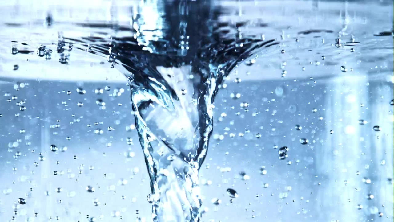 Primo piano di un vortice d'acqua limpida con bolle in risalita