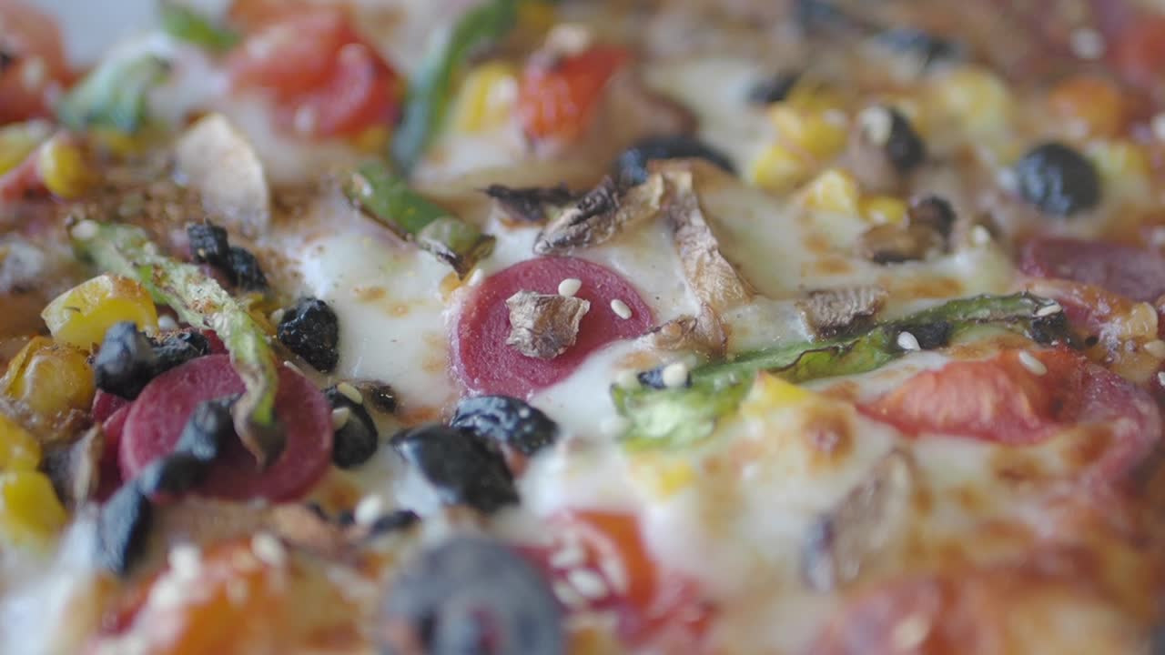 다양한 토핑을 가진 피자의 클로즈업