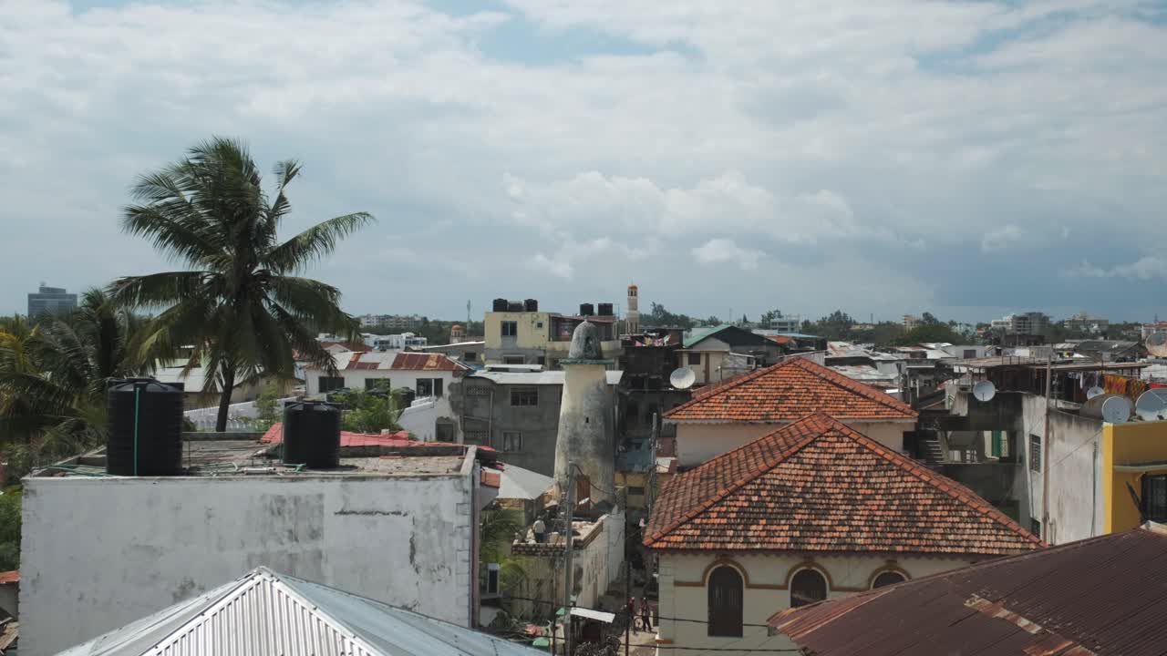 La vista da un tetto nella città vecchia di Mombasa, Kenya