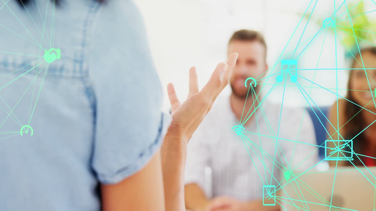 사무실에서 동료들과 논의하는 여성의 뒤쪽 뷰에 대한 디지털 아이콘의 글로브의 애니메이션