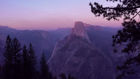 Magenta-Alpenglühen-Nach-Sonnenuntergang-Auf-Der-Halben-Kuppel-Und-Den-Hohen-Sierra-Nevada-Bergen-Vom-Washburn-Point-Yosemite-Np-1