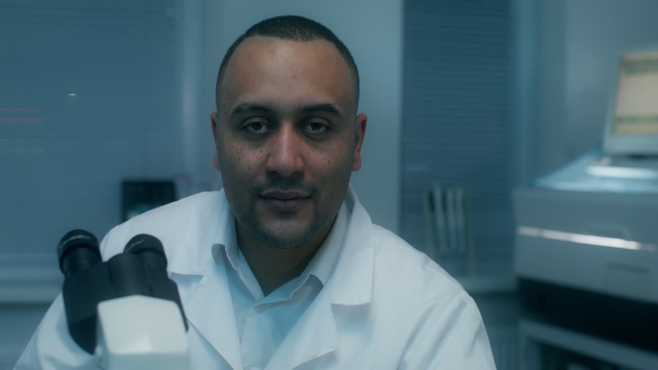 científico mirando el microscopio en el laboratorio