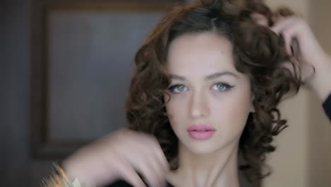 mujer con el cabello rizado en un vestido negro