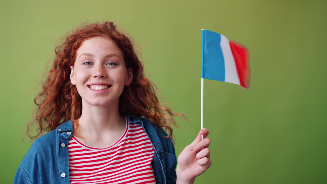 Jovem segurando a bandeira francesa