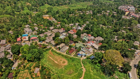 Pussellawa-Sri-Lanka-Luftaufnahme-V2,-Filmische-Vogelperspektive,-Drohnenüberflug,-Hügelige-Landschaft-Rund-Um-Die-Bergdorfstadt-Entlang-Der-Straße-A5,-Aufnahme-Einer-Hochland-Teeplantage-–-Aufnahme-Mit-Mavic-3-Cine-–-April-2023