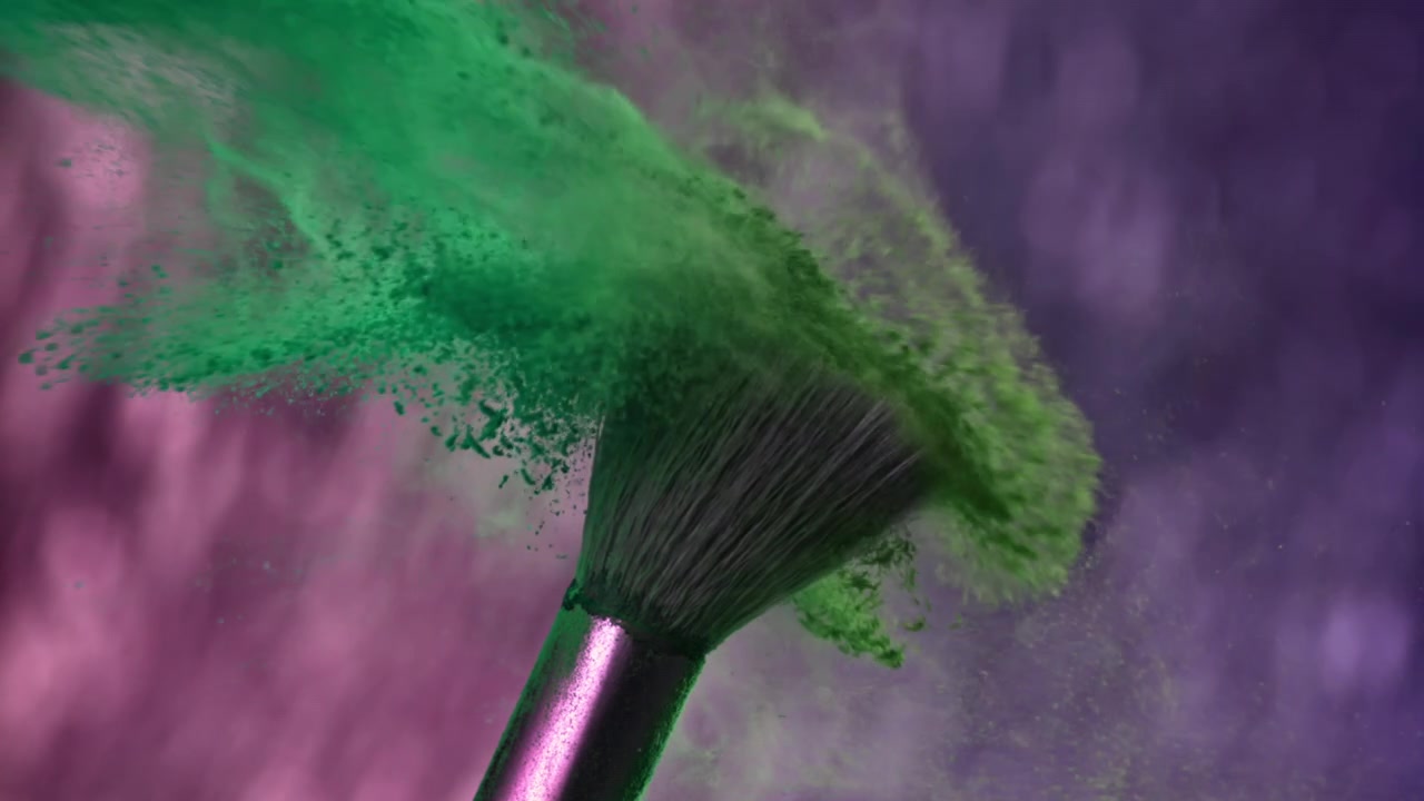 Makeupbørster kolliderer med grøn pouldereksposion i slowmotion