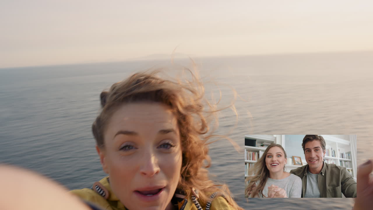 feliz mujer de viaje video charlar con amigos soplando beso compartiendo vacaciones en escocia divirtiéndose mostrando el océano y saludando