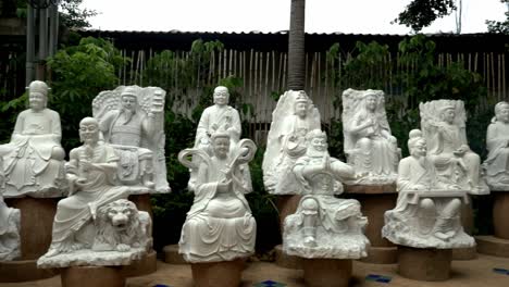 Blick-Auf-Die-Wunderschönen-Tempelstatuen-Im-Tempel-In-Bangkok