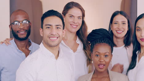 retrato de um grupo de funcionários felizes apontando