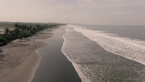 una vista expansiva de la playa del paraíso tropical en bali, indonesia