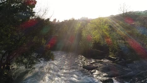 Sonnenuntergang-Auf-Der-Flussluftaufnahme