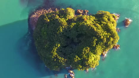 Pristine-lagoon-in-the-small-island,-aerial-reveal-of-breathtaking-New-Zealand-coastal-scenery,-Coromandel-penninsula