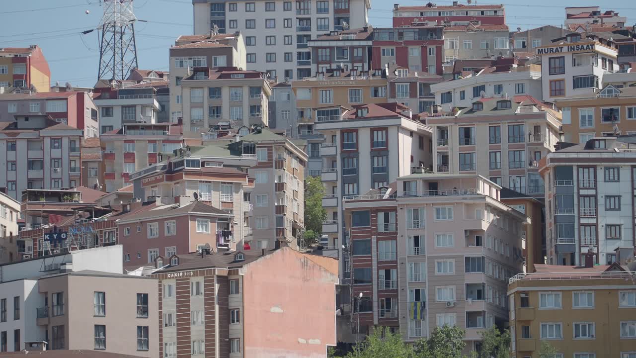 плотные многоквартирные дома на склоне холма в турции