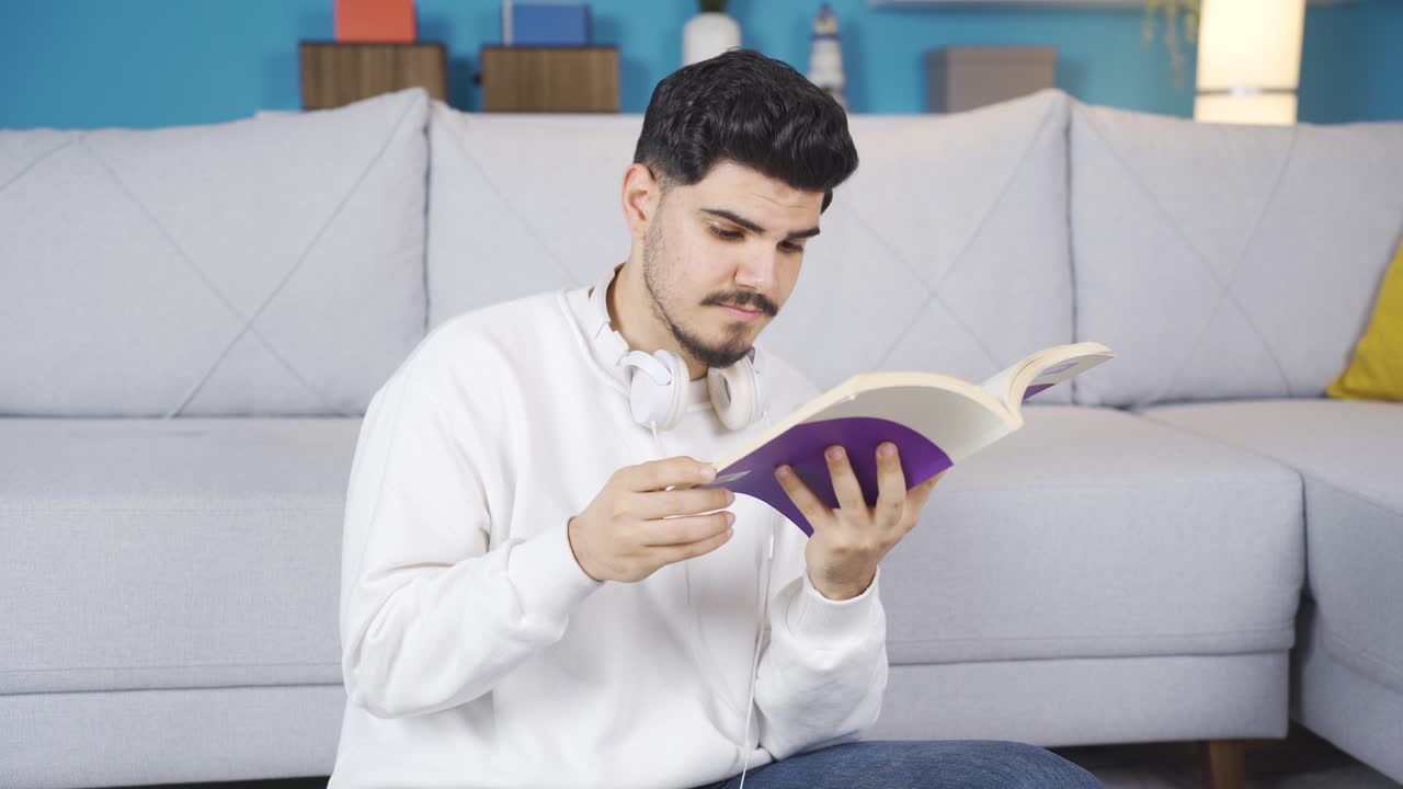 un joven leyendo un libro.