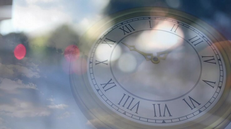 Scena che si apre su una strada, con un overlay di orologio traslucido che fa avanzare la lancetta dei minuti, illustrando lo scorrere del tempo.