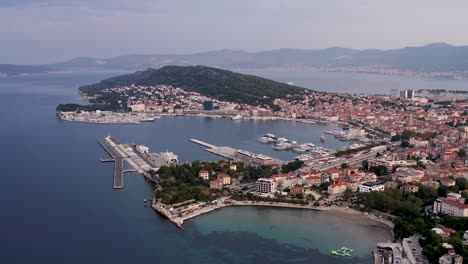 Weiter-Drohnenblick-über-Die-Stadt-Split-Mit-Den-Beiden-Großen-Buchten-Und-Dem-Hafen-In-Kroatien